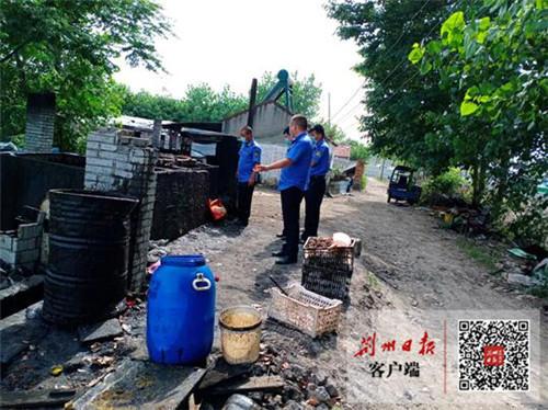 偷开云 开云体育炼“地沟油” 荆州2家小作坊被端掉！(图1)