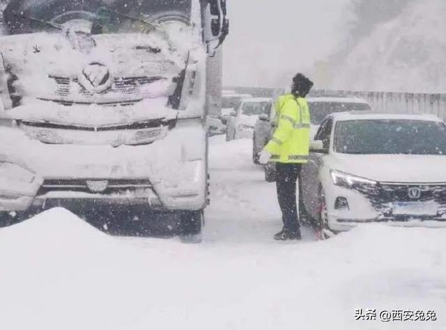 西安秦岭暴雪新能源车主尴尬开云体育 开云官网了(图1)