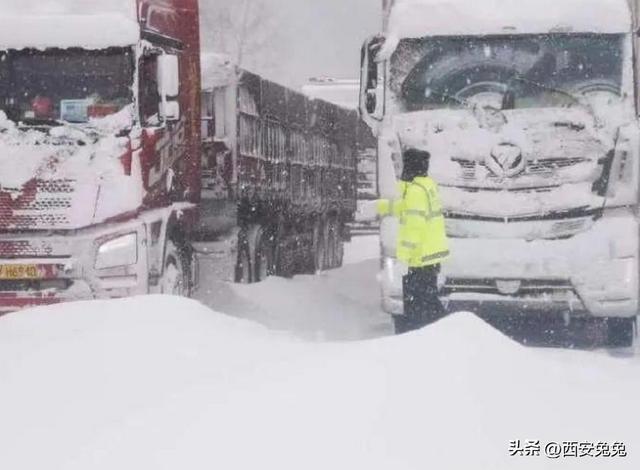 西安秦岭暴雪新能源车主尴尬开云体育 开云官网了(图2)