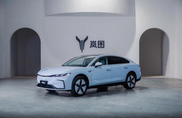 Kaiyun 开云岚图追光对比蔚来ET7同级豪华新能源车售价却相差十几万？(图2)