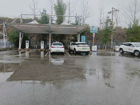 记者连线：春运路上开云 开云体育APP新能源车充电新体验(图1)