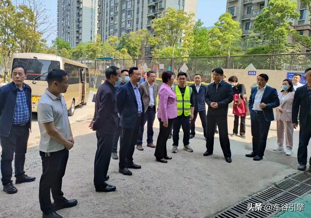 全国开云 开云体育平台人大代表王玲调研沌阳街道再生资源回收利用工作(图1) 全国开云 开云体育平台人大代表王玲调研沌阳街道再生资源回收利用工作(图1)