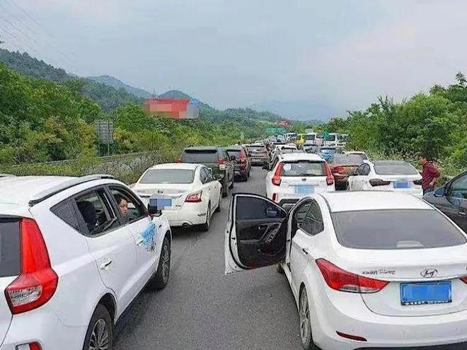 开云体育 开云官网“五一”高速堵路新能源汽车显露出先天不足!车主:难受想哭(图4) 开云体育 开云官网“五一”高速堵路新能源汽车显露出先天不足!车主:难受想哭(图4)