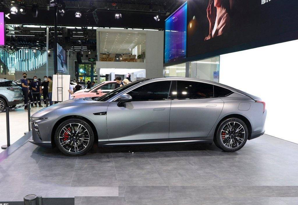 新能源全新“搅局者”满电1100Km车长五米配剪刀门18万开云 开云体育真亲民(图2)