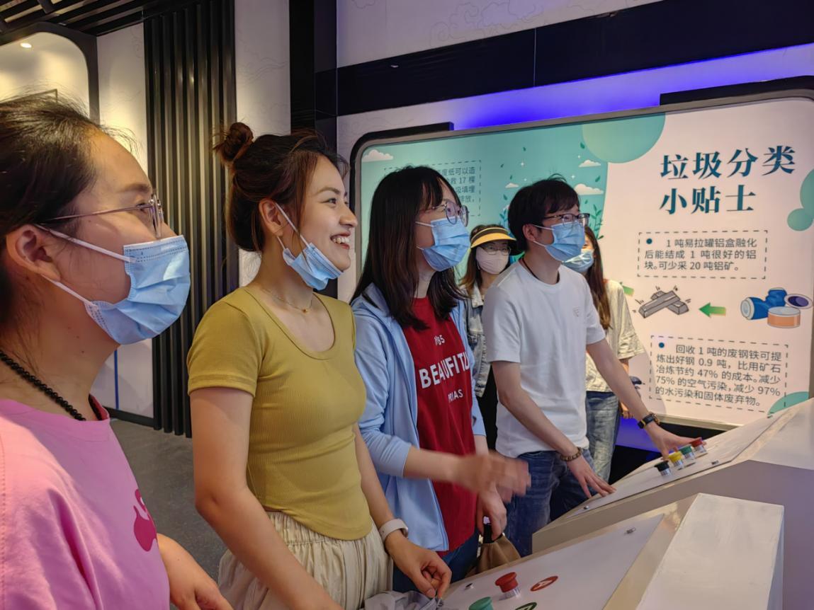 宣教于心文明于行 ——诸暨市分类办组织垃圾分类科普基地集中开放开云APP 开云官网入口日活动(图2) 宣教于心文明于行 ——诸暨市分类办组织垃圾分类科普基地集中开放开云APP 开云官网入口日活动(图2)