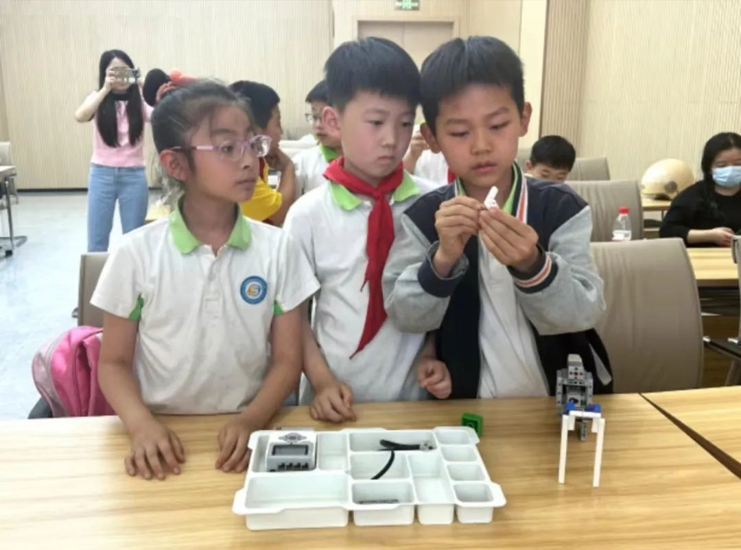 开云APP 开云官网入口推动垃圾分类成为低碳生活新时尚!宝山各街镇这样做→(图4) 开云APP 开云官网入口推动垃圾分类成为低碳生活新时尚!宝山各街镇这样做→(图4)