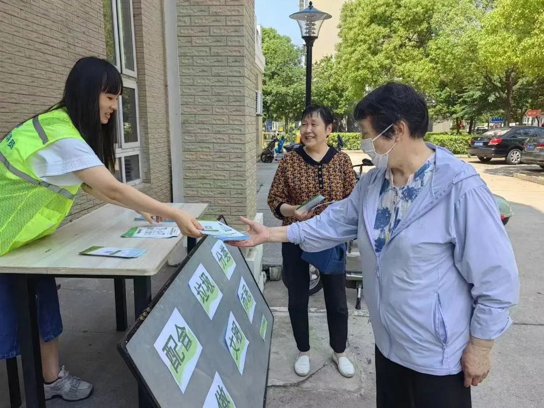 开云APP 开云官网入口推动垃圾分类成为低碳生活新时尚!宝山各街镇这样做→(图5) 开云APP 开云官网入口推动垃圾分类成为低碳生活新时尚!宝山各街镇这样做→(图5)