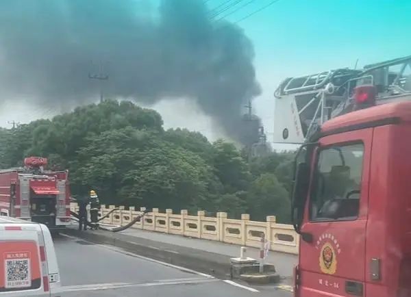 上海30年老牌企业突发爆燃起火!市民:几百米Kaiyun 开云体育外就看到黑烟!官方通报…(图1) 上海30年老牌企业突发爆燃起火!市民:几百米Kaiyun 开云体育外就看到黑烟!官方通报…(图1)