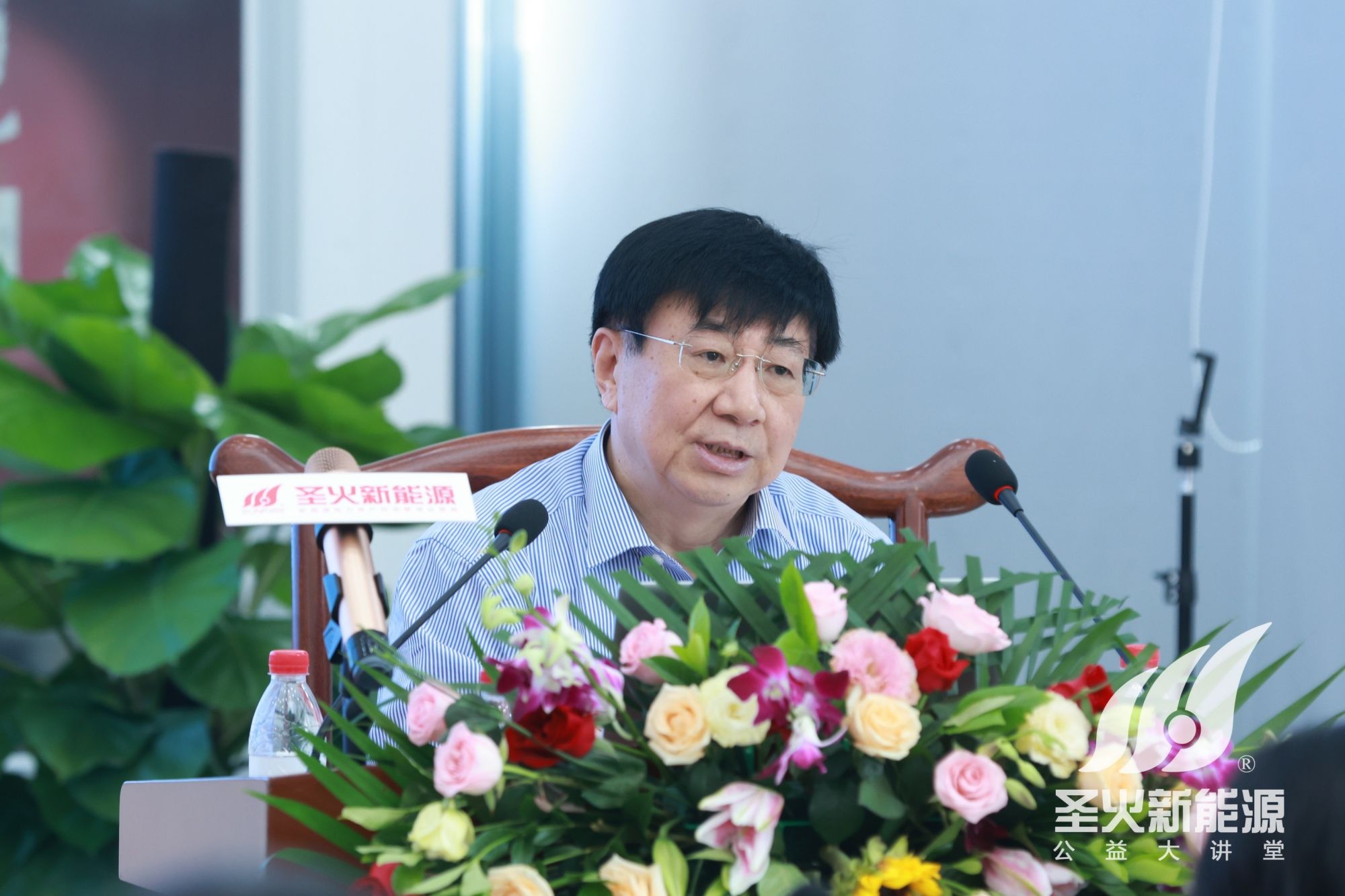 开云APP 开云官网入口绿色能源革命：圣火新能源公益大讲堂点燃新创新激情(图3)