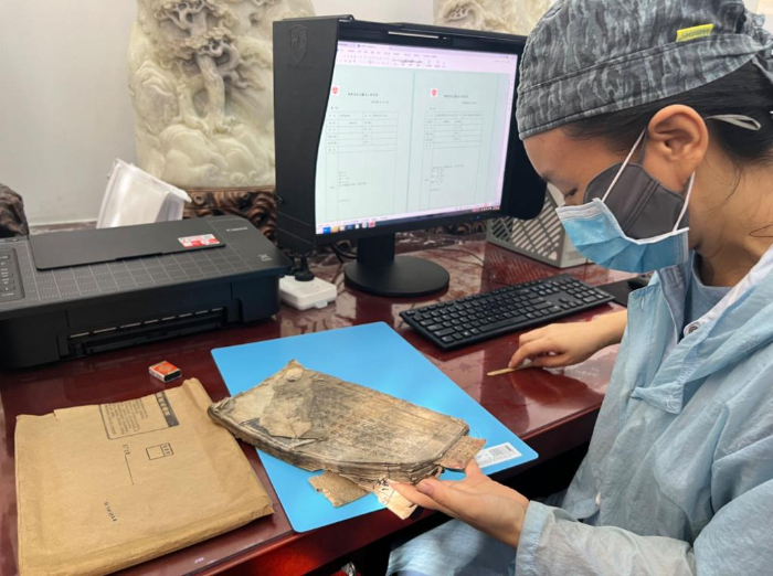 “开云体育 Kaiyun.com 官网入口修书亦修心”——走近百年图书馆里的古籍守护人---建(图1)